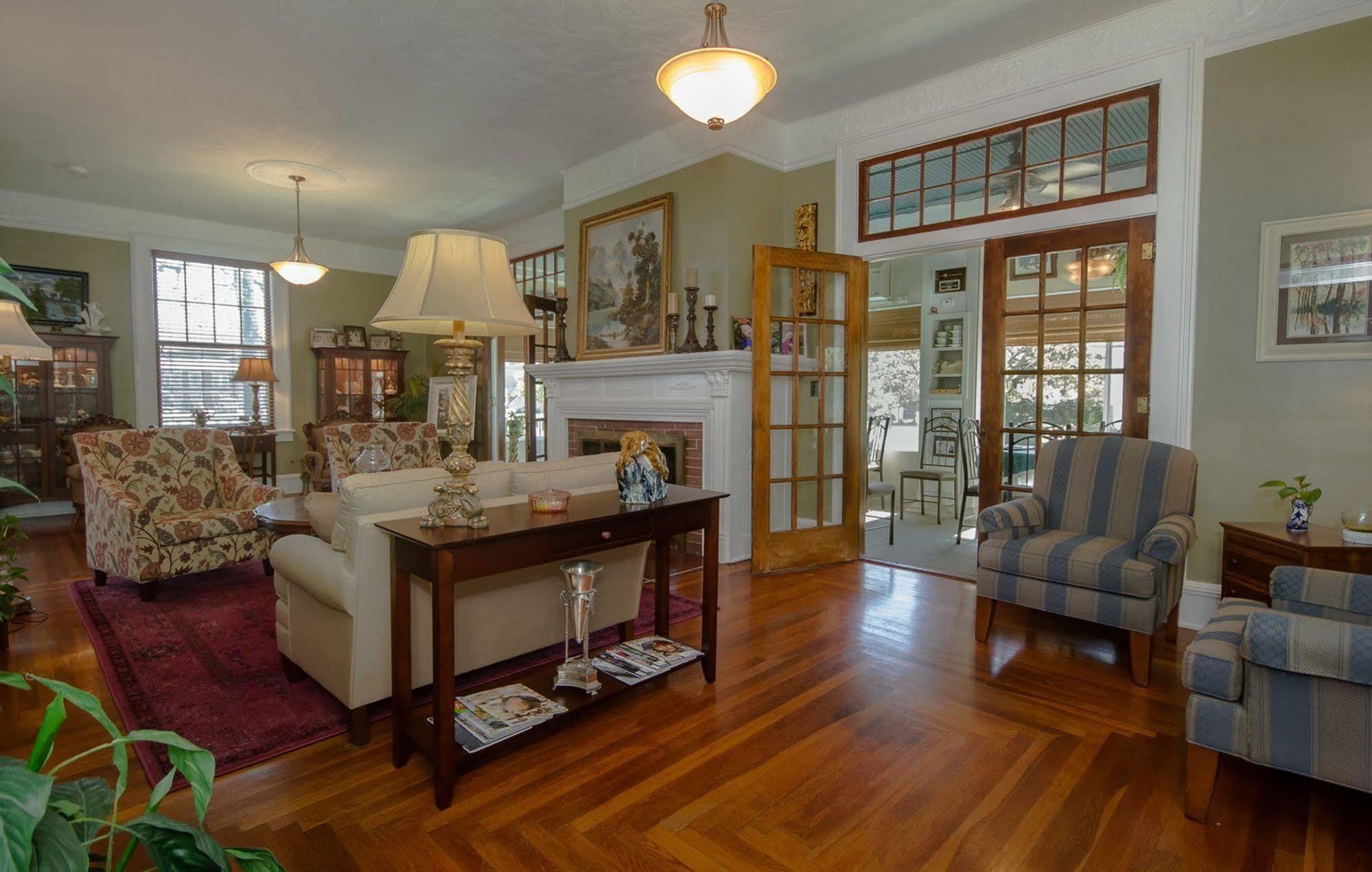 Dickey House Bed And Breakfast Marshfield ภายนอก รูปภาพ